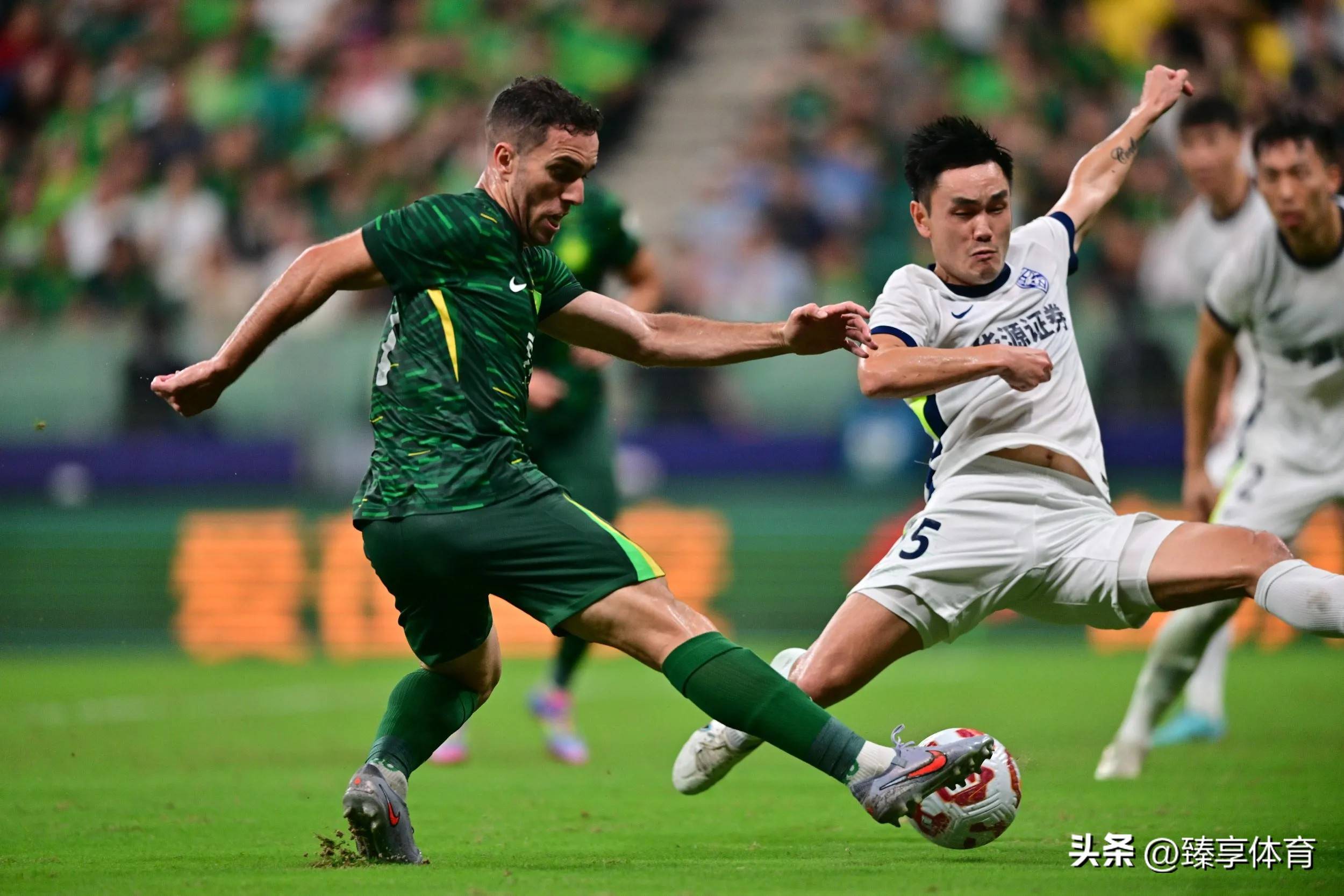 包含国安主场大胜鲁能连胜领跑中超积分榜的词条