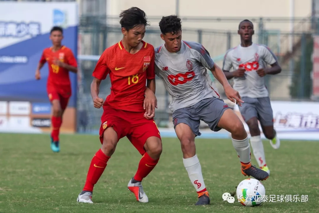 教练战术手笔精准，球队实力团结战胜强敌(教练员非常耐心不厌其烦地给队员们讲解战术安排)