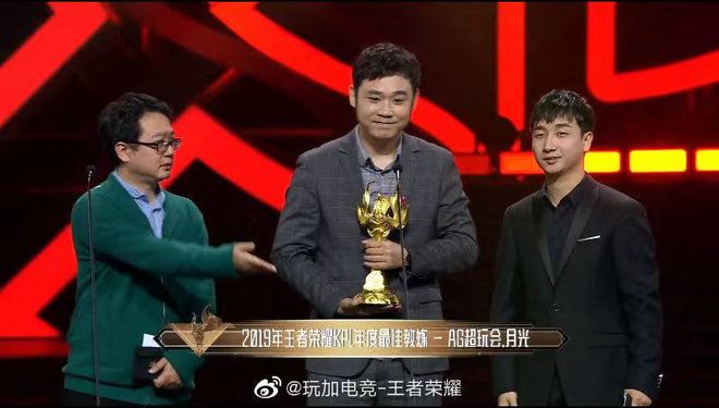 教练战术手笔精准，球队实力团结战胜强敌(教练员非常耐心不厌其烦地给队员们讲解战术安排)